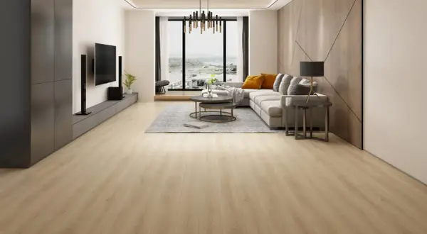 Amplio salón moderno con suelo laminado spc de madera clara, sofá gris, mesa de centro y gran ventanal.
