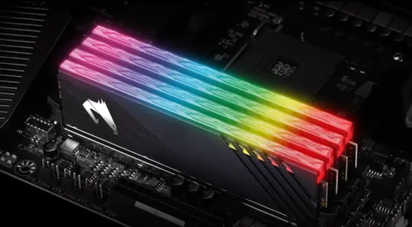Cztery moduły pamięci RAM z podświetleniem RGB, zamontowane na płycie głównej. Szybka pamięć wewnętrzna w akcji.