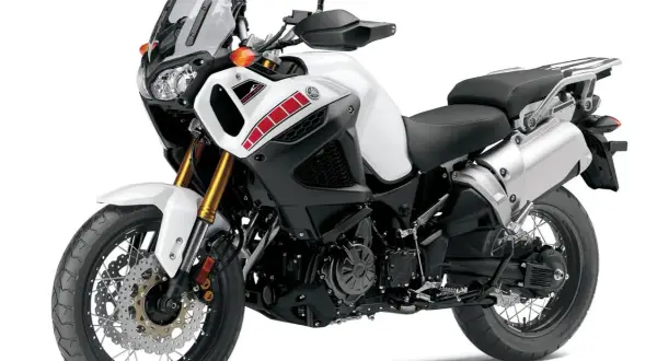 Biały motocykl Yamaha Super Tenere 1200 z czarnym siedzeniem i akcentami w kolorze czerwonym. Gotowy na przygodę!
