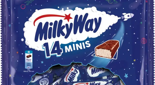 Opakowanie 14 batoników Milky Way minis. Jeden batonik to 68 kcal. Kosmiczny motyw z rakietą i planetami.