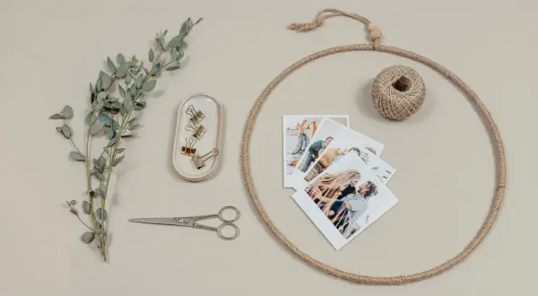 Materialien für einen Trockenblumenkranz: Zweige, Schnur, Fotos, Schere, Klammern.