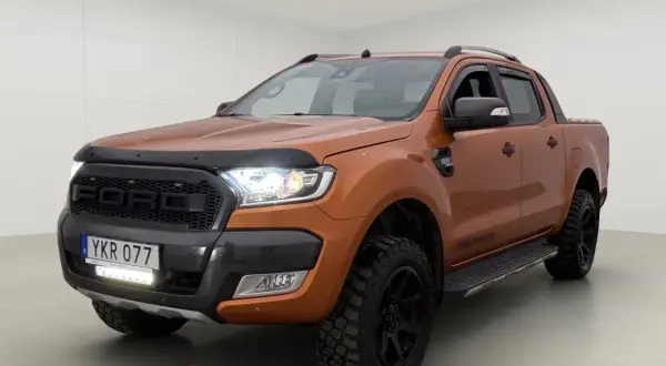 Orange Ford Ranger Wildtrak med extraljus och svarta fälgar. Inga problem med denna bil, redo för äventyr!