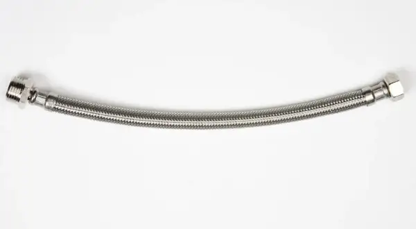 Tuyau tressé métallique, flexible pour eau chaude ou froide, avec raccords filetés.