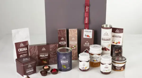 Zestaw produktów tradycyjnych Bacówka: kawa, praliny, czekolady, herbaty, miody, dżemy, syrop, pasztet i kabanosy.