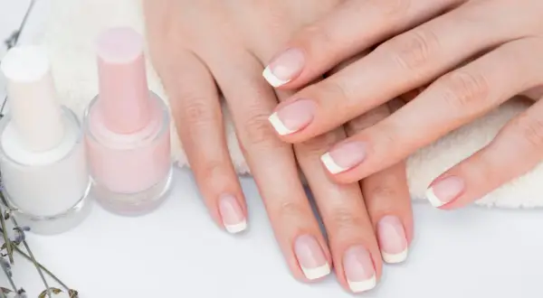 Ile kosztuje french manicure u kosmetyczki? Ceny, które zaskakują