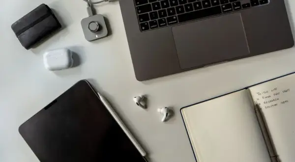 Staż pracy umowa zlecenie: laptop, tablet, słuchawki i notatnik z listą zadań.