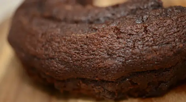 En saftig chokladkaka med kakao, perfekt för fikat.