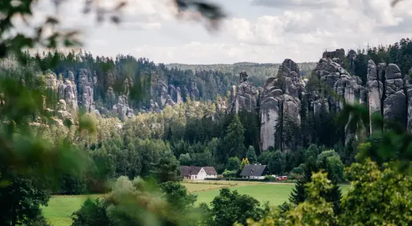 Niezapomniane atrakcje w okolicy skalnego miasta, które musisz zobaczyć
