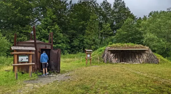 W muzeum wypału węgla drzewnego zwiedzający ogląda zabytkowy piec. Obok znajduje się kopułowa wiata z drewnem.
