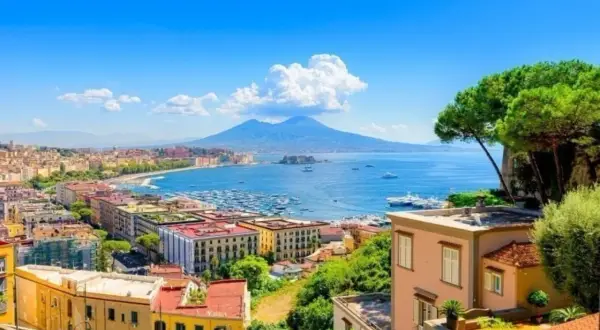 Vue panoramique de Naples avec le Vésuve en arrière-plan, un endroit idéal pour visiter Naples.