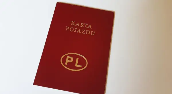 Czerwona karta pojazdu z napisem "KARTA POJAZDU" i symbolem "PL".