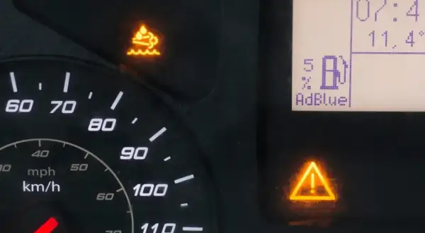 Kontrolka AdBlue w Renault Master świeci się, informując o niskim poziomie płynu lub problemie z systemem SCR.
