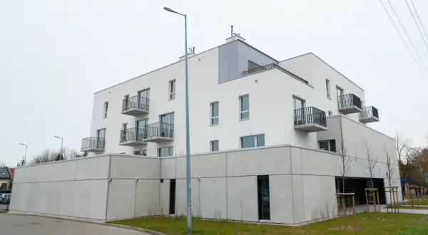 Nowoczesny budynek mieszkalny, który może być odpowiedzią na pytanie, kiedy ruszy wykup mieszkań komunalnych w Warszawie.