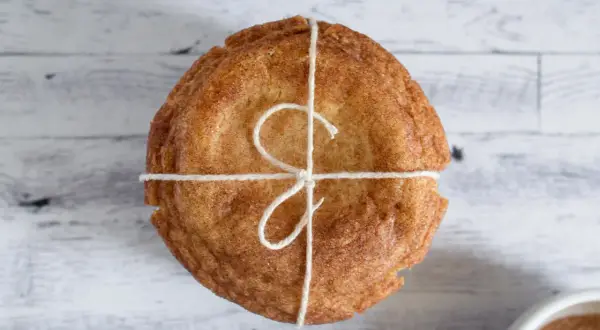 Un paquete de galletas con azúcar y canela, atadas con hilo rústico, listas para compartir.