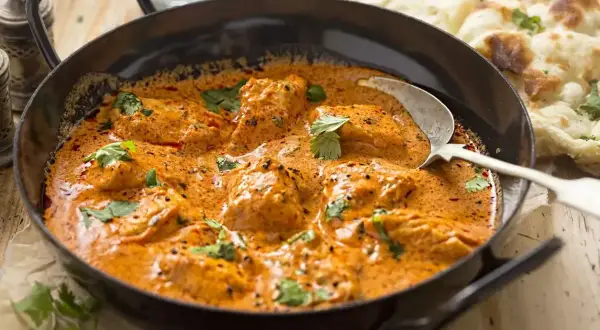Pyszny kurczak w sosie curry, idealny na szybki obiad. Prosty przepis, który zachwyci każdego.