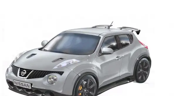Srebrny Nissan Juke R z czarnymi felgami i spojlerem, gotowy do wyścigu.