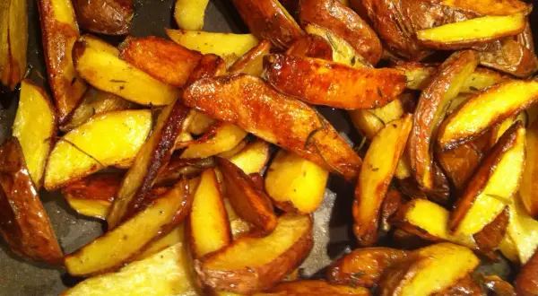Krispiga klyftpotatis i ugn, gyllene och doftande av örter. Perfekt tillbehör som får det att vattnas i munnen.