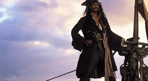 Kapitan Jack Sparrow na pokładzie statku, gotowy na nowe przygody w "Piraci z Karaibów 6".