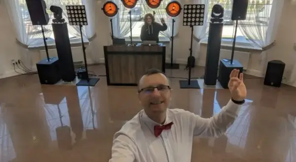 Ile zarabia DJ na weselu? Przegląd zarobków i czynników wpływających