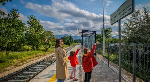 Jak szybko i wygodnie dojechać z Jeleniej Góry do Karpacza – najlepsze trasy i porady