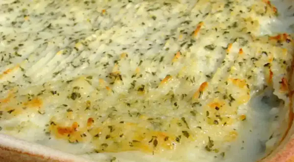Un délicieux gratin de poisson crémeux, recouvert d'une purée de pommes de terre dorée et parsemée d'herbes.