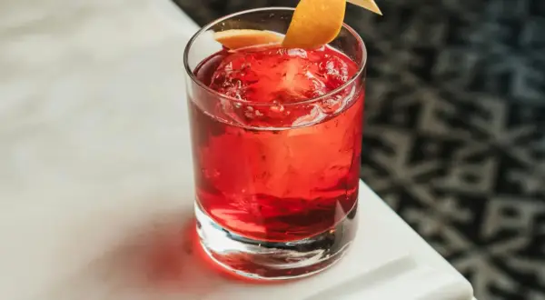 Ein klassischer Negroni mit Orangenzeste, perfekt für dein nächstes negroni rezept.