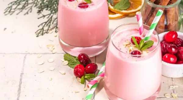 Różowe smoothie z żurawiną i miętą, idealne na zdrowe śniadanie. Inspirujące smoothie przepisy.