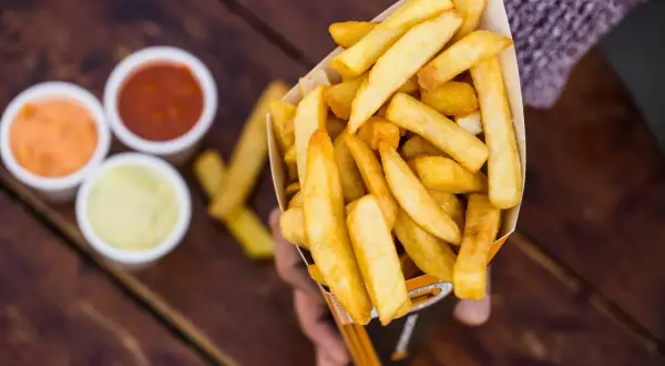 Frytki domowe jak z restauracji? Odkryj sekret podwójnego smażenia