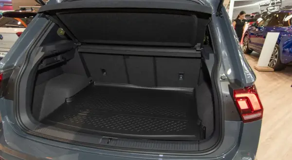 Bagażnik Volkswagena Tiguana z gumową matą. Sprawdź, jak praktyczne są tiguan wymiary dla Twoich potrzeb.