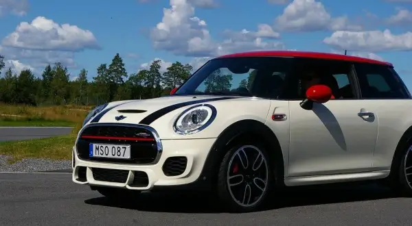 Cena nowego Mini Cooper: Ile kosztuje ten stylowy samochód kompaktowy?