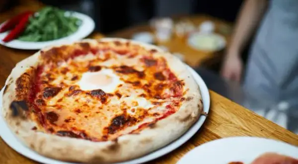 Ile waży pizza? Zaskakujące różnice w wadze i kaloriach