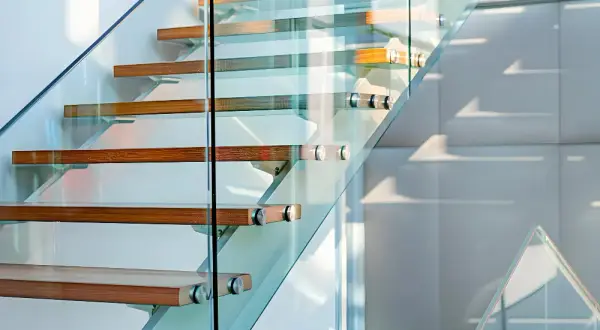 Jak zamontować rotule do balustrady szklanej?