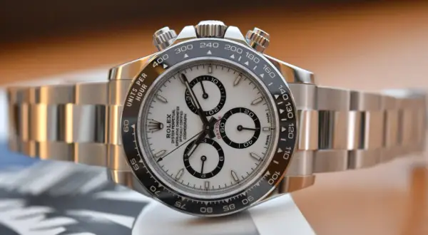 Reloj Rolex Daytona plateado con esfera blanca. Se estima que se fabrican alrededor de un millón de Rolex al año.