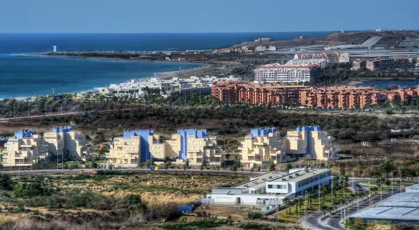 Edificios modernos y el mar azul en Almerimar, Almería. Un paisaje costero con arquitectura contemporánea y la brisa marina.