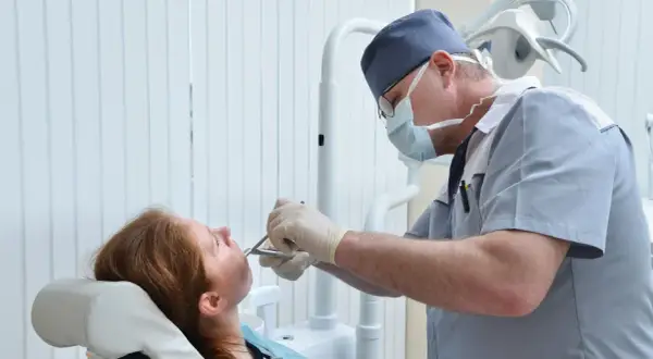 Dentysta w niedzielę? Sprawdź, gdzie szukać pomocy i ile to kosztuje