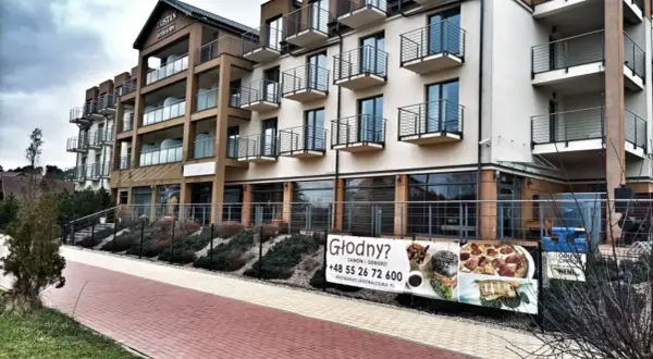 Nowoczesny hotel Tristan w Jastarni. Trasa nad morzem, idealna na spacer. W pobliżu restauracja z pysznym jedzeniem.