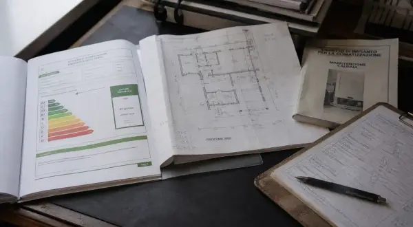 Attestato di Prestazione Energetica degli Edifici, con classi energetiche e schema. Il certificato APE, che indica la classe energetica, viene rilasciato da professionisti abilitati.