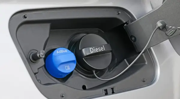 Tapa azul de AdBlue junto a la de Diesel. El AdBlue es un líquido que reduce emisiones en coches diésel.