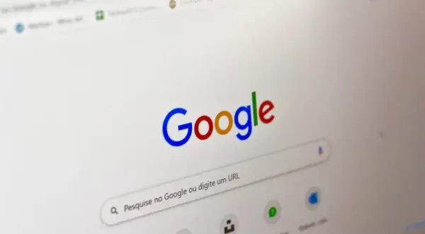 Ekran komputera z widoczną wyszukiwarką Google. Dowiedz się, jak usunąć konto Google z przeglądarki, aby zwiększyć prywatność.