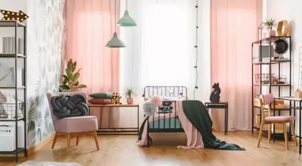 Ein gemütliches Jugendzimmer mit Bett, Sessel und Schreibtisch. Hier kann man Ideen für ein Jugendzimmer selber bauen umsetzen.
