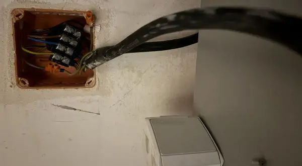 Instalacja elektryczna: jak podłączyć piekarnik bez wtyczki. Widoczne przewody w puszce instalacyjnej i gniazdko.