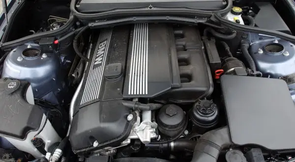 Silnik BMW E46 3.0 diesel z widocznym logo BMW.