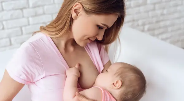 En mamma ammar sin 1 månaders bebis. Hur ofta amma 1 månaders bebis är en vanlig fråga, men varje bebis är unik.