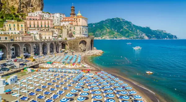 Widok na plażę w Amalfi, idealne miejsce na odpoczynek po podróży z Neapolu.