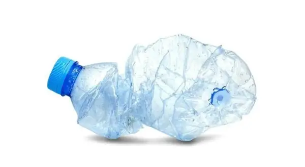 Bouteille plastique réutilisable, écrasée, avec un bouchon bleu. Le plastique froissé suggère un danger potentiel pour l'environnement.