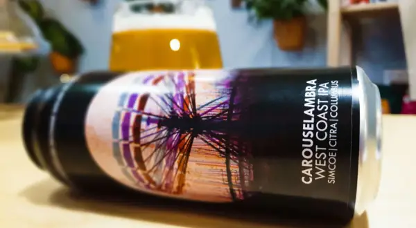 Puszka piwa IPA "Carouselambra West Coast IPA" z motywem karuzeli. IPA to styl piwa, co to znaczy?