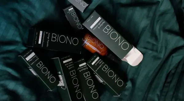 Zestaw kosmetyków BIONO. Czy na kwas salicylowy można nałożyć krem? Tak, po zastosowaniu serum z kwasem salicylowym, można nałożyć krem nawilżający.