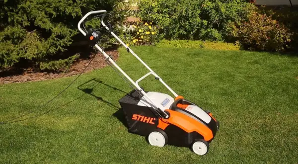 Wertykulator Stihl na trawniku. Do czego służy wertykulator? Do napowietrzania i usuwania mchu z trawnika, by lepiej rósł.