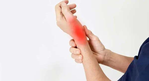 Mano con un'area rossa brillante sul polso, che indica dolore al polso che si irradia al braccio.