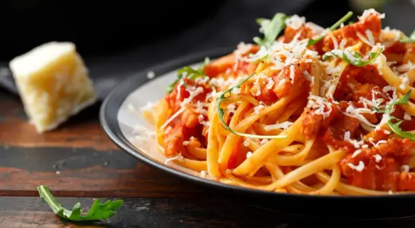 Spaghetti z tuńczykiem: Przepis, wariacje i sekrety smaku